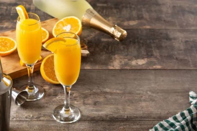 Mimoza drink - idealny przepis na orzeźwiający koktajl na każdą okazję Mimoza drink - idealny przepis na orzeźwiający koktajl na każdą okazję