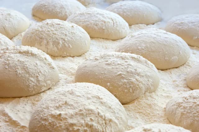 Jak przechowywać ciasto na pizzę w lodówce, aby nie straciło jakości