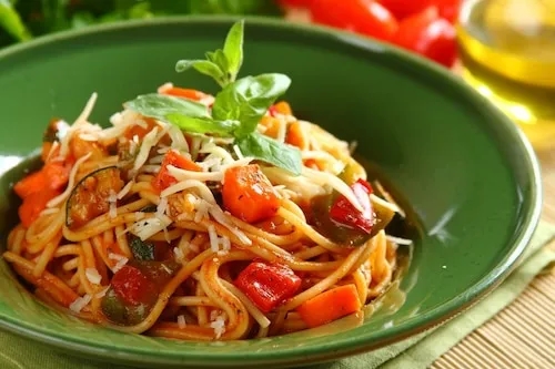 Pomysły na smaczne dania z makaronem spaghetti, które zaskoczą