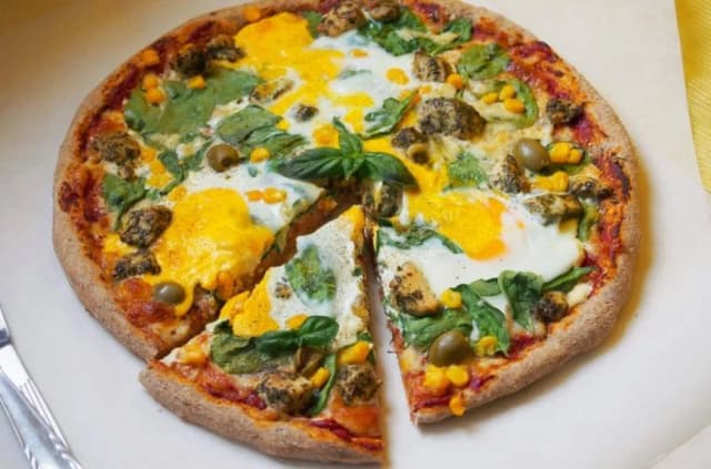 Kiedy wbić jajko na pizzę z jajkiem, by osiągnąć idealny efekt?
