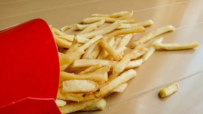Ile kalorii mają małe frytki z McDonald's? Zaskakujące fakty o kaloriach