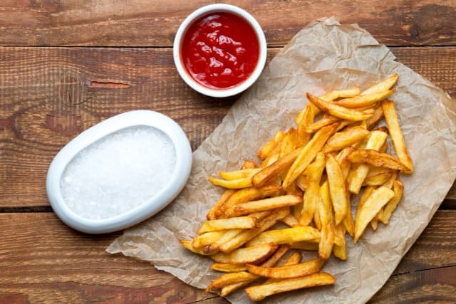 Ile kalorii ma 100 gram frytek? Zaskakujące fakty o ich kaloryczności