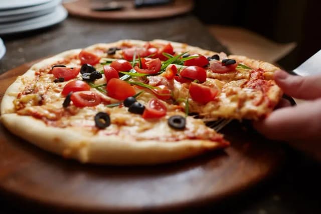 Ile kalorii ma 1 kawałek pizzy? Zaskakujące różnice w kaloryczności Ile kalorii ma 1 kawałek pizzy? Zaskakujące różnice w kaloryczności