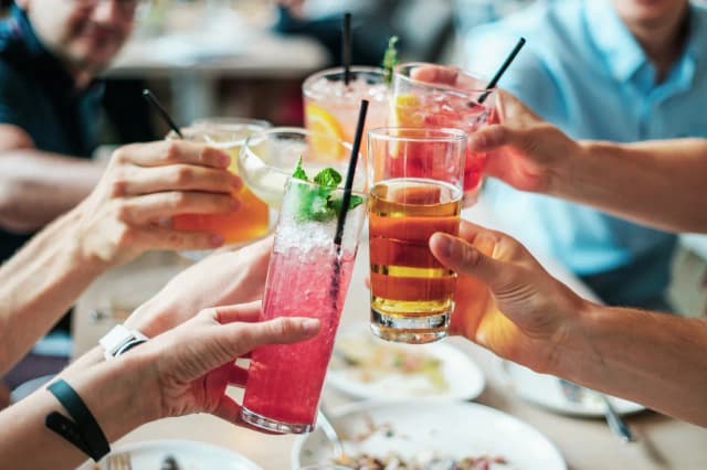 Gdzie na drinka w Łodzi: poznaj najlepsze bary i koktajle