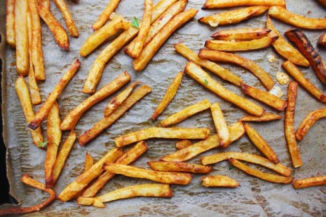 W jakiej temperaturze piec frytki w piekarniku, aby były chrupiące?