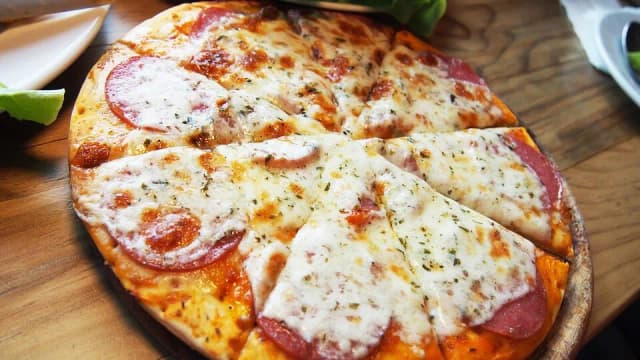 Jaki ser na pizzę? Odkryj najlepsze opcje i smaki dla idealnej pizzy