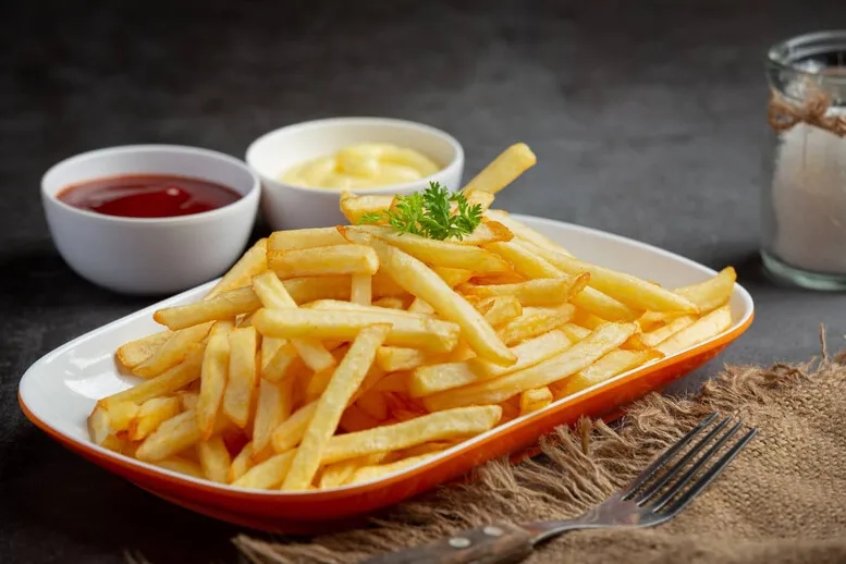 Jak podgrzać frytki, aby odzyskały chrupkość i smak? Sprawdź metody