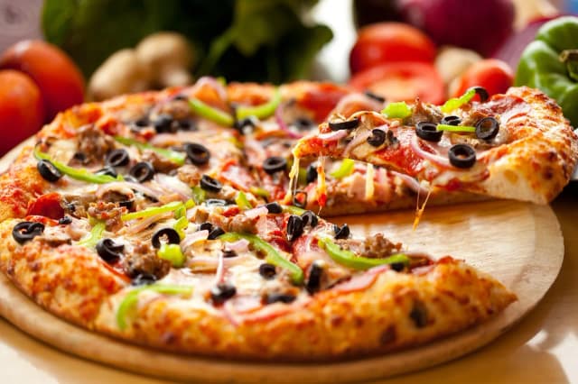 Jak zrobić pizzę z gotowego ciasta - prosta i smaczna receptura Jak zrobić pizzę z gotowego ciasta - prosta i smaczna receptura