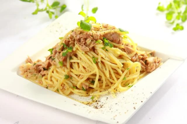 Szybkie i proste spaghetti z tuńczykiem z puszki na obiad